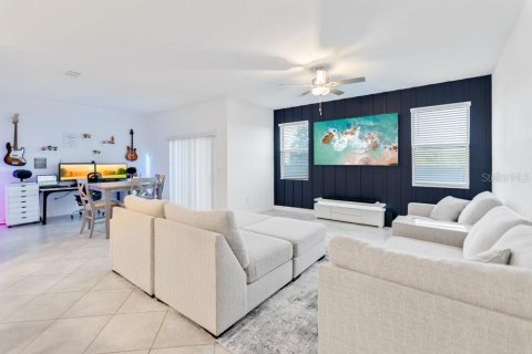 Townhouse in BRYANT SQUARE

 in New Port Richey, Florida 3 bedrooms, 215.44 sq.m. № 2197459 - photo 8