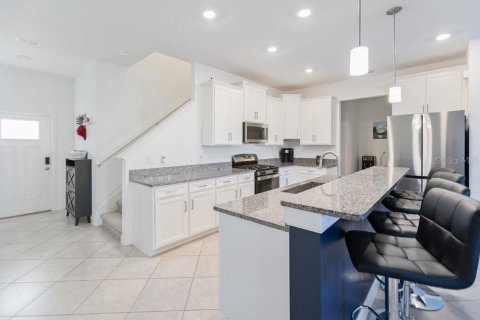Townhouse in BRYANT SQUARE

 in New Port Richey, Florida 3 bedrooms, 215.44 sq.m. № 2197459 - photo 4