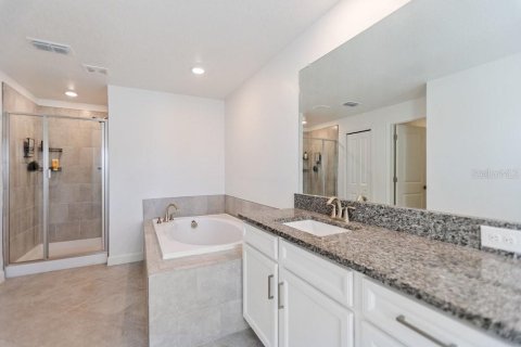 Townhouse in BRYANT SQUARE

 in New Port Richey, Florida 3 bedrooms, 215.44 sq.m. № 2197459 - photo 21