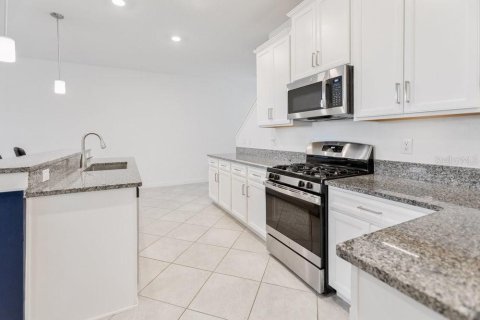 Townhouse in BRYANT SQUARE

 in New Port Richey, Florida 3 bedrooms, 215.44 sq.m. № 2197459 - photo 5