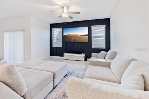 Townhouse in BRYANT SQUARE

 in New Port Richey, Florida 3 bedrooms, 215.44 sq.m. № 2197459 - photo 10