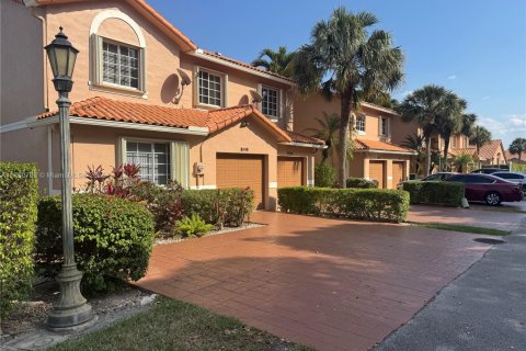 Townhouse in Tamarac, Florida 3 bedrooms, 146.51 sq.m. № 1696223 - photo 2