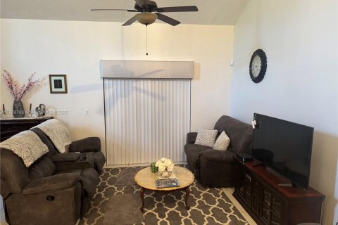 Townhouse in Tamarac, Florida 3 bedrooms, 146.51 sq.m. № 1696223 - photo 4