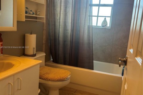 Townhouse in Tamarac, Florida 3 bedrooms, 146.51 sq.m. № 1696223 - photo 12
