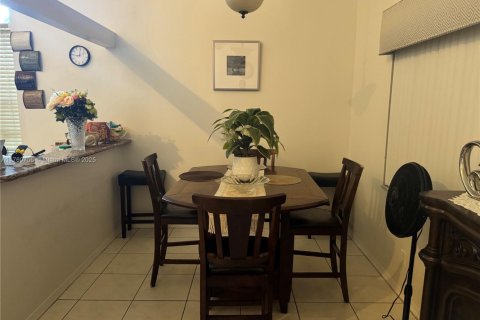 Townhouse in Tamarac, Florida 3 bedrooms, 146.51 sq.m. № 1696223 - photo 5