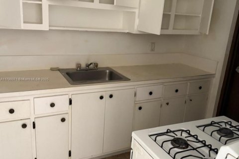 Apartment in Miami, Florida 3 bedrooms, 79.99 sq.m. № 2056866 - photo 1