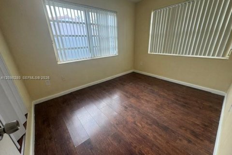 House in Miami, Florida 4 bedrooms, 170.38 sq.m. № 2394527 - photo 12