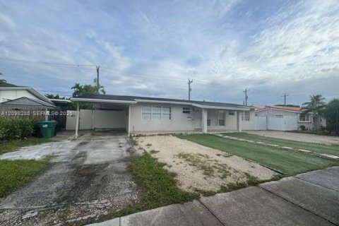 House in Miami, Florida 4 bedrooms, 170.38 sq.m. № 2394527 - photo 2
