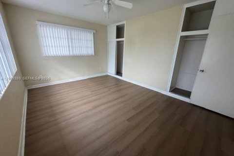House in Miami, Florida 4 bedrooms, 170.38 sq.m. № 2394527 - photo 14