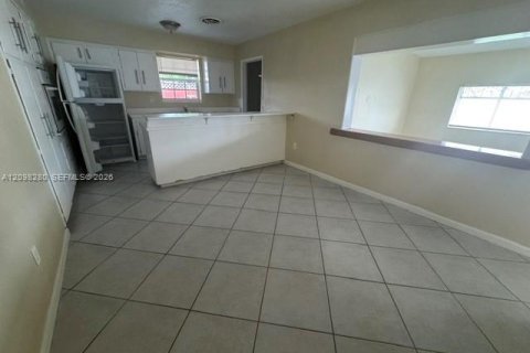 House in Miami, Florida 4 bedrooms, 170.38 sq.m. № 2394527 - photo 18