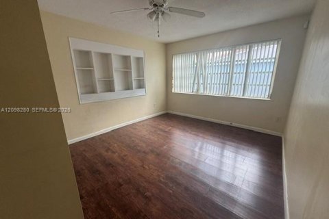 House in Miami, Florida 4 bedrooms, 170.38 sq.m. № 2394527 - photo 9