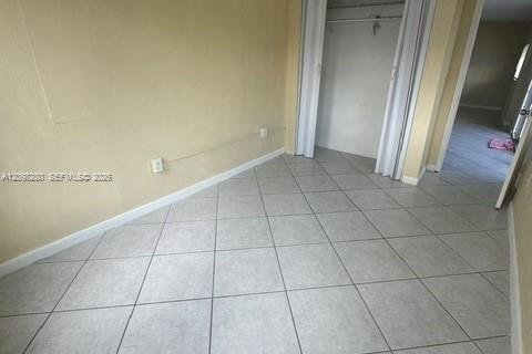 House in Miami, Florida 4 bedrooms, 170.38 sq.m. № 2394527 - photo 21