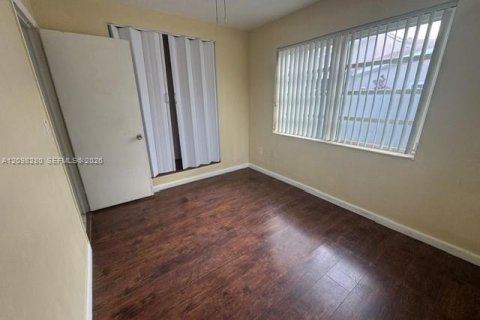 House in Miami, Florida 4 bedrooms, 170.38 sq.m. № 2394527 - photo 13