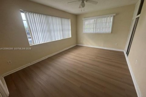 House in Miami, Florida 4 bedrooms, 170.38 sq.m. № 2394527 - photo 16