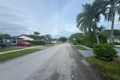 House in Miami, Florida 4 bedrooms, 170.38 sq.m. № 2394527 - photo 23