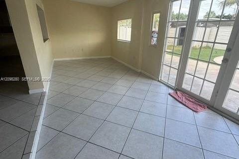 House in Miami, Florida 4 bedrooms, 170.38 sq.m. № 2394527 - photo 19