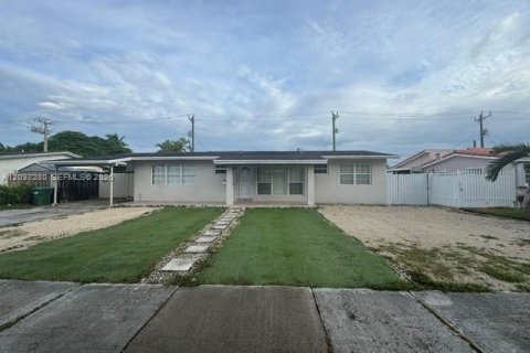 House in Miami, Florida 4 bedrooms, 170.38 sq.m. № 2394527