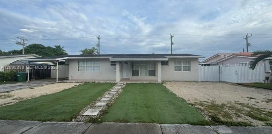 House in Miami, Florida 4 bedrooms, 170.38 sq.m. № 2394527