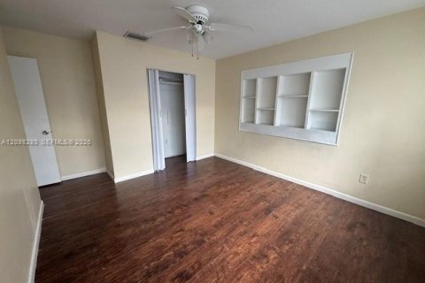 House in Miami, Florida 4 bedrooms, 170.38 sq.m. № 2394527 - photo 10