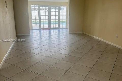 House in Miami, Florida 4 bedrooms, 170.38 sq.m. № 2394527 - photo 7
