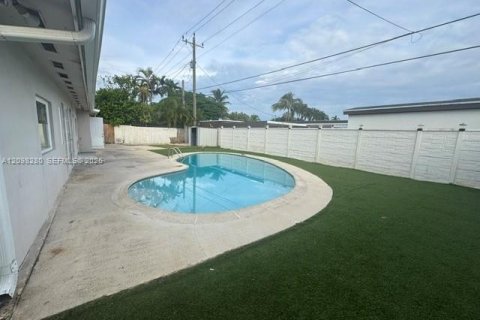 House in Miami, Florida 4 bedrooms, 170.38 sq.m. № 2394527 - photo 4