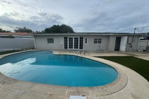 House in Miami, Florida 4 bedrooms, 170.38 sq.m. № 2394527 - photo 6