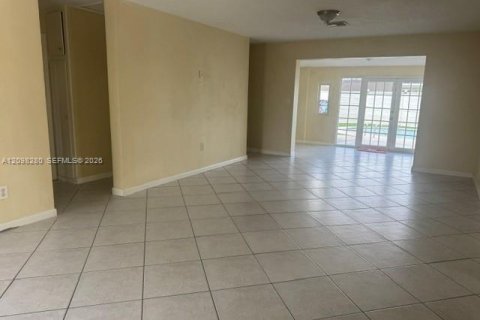 House in Miami, Florida 4 bedrooms, 170.38 sq.m. № 2394527 - photo 8