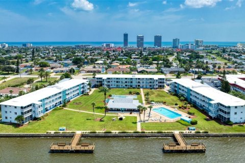 Condominio en Daytona Beach, Florida, 1 dormitorio  № 2123712