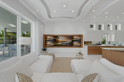 House in Miami Beach, Florida 5 bedrooms, 415.55 sq.m. № 1890206 - photo 9