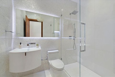 House in Miami Beach, Florida 5 bedrooms, 415.55 sq.m. № 1890206 - photo 22