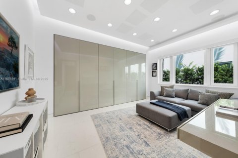 House in Miami Beach, Florida 5 bedrooms, 415.55 sq.m. № 1890206 - photo 19