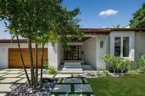 House in Miami Beach, Florida 5 bedrooms, 415.55 sq.m. № 1890206 - photo 27