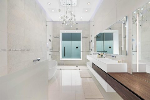 House in Miami Beach, Florida 5 bedrooms, 415.55 sq.m. № 1890206 - photo 18