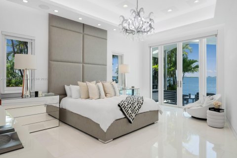 House in Miami Beach, Florida 5 bedrooms, 415.55 sq.m. № 1890206 - photo 15