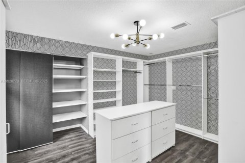 Снять в аренду виллу или дом в Пемброк-Пайнс, Флорида 4 спальни, 282.05м2, № 1989264 - фото 27