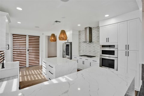 Снять в аренду виллу или дом в Пемброк-Пайнс, Флорида 4 спальни, 282.05м2, № 1989264 - фото 7