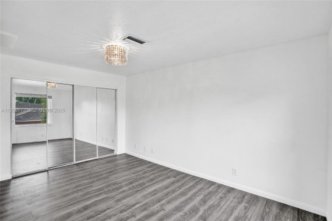 Снять в аренду виллу или дом в Пемброк-Пайнс, Флорида 4 спальни, 282.05м2, № 1989264 - фото 30