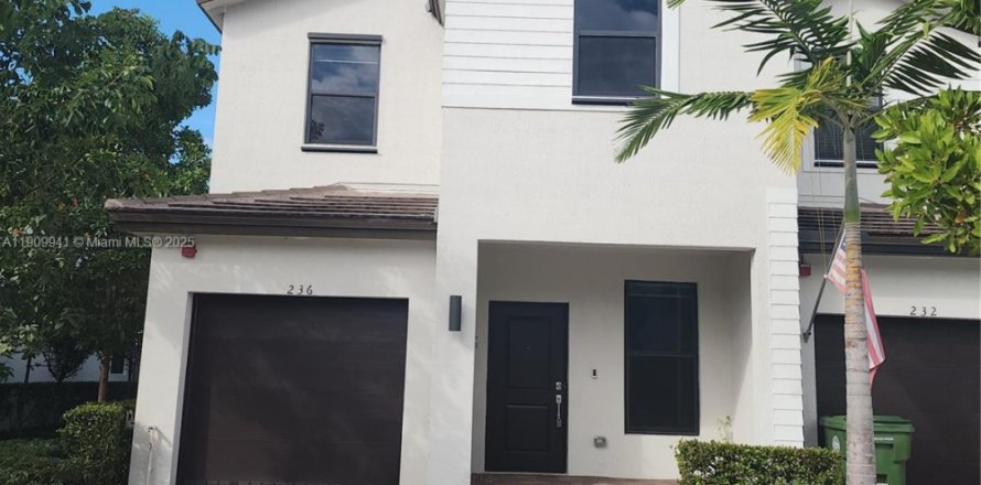 Adosado en Pembroke Pines, Florida 4 dormitorios, 175.4 m2 № 1967664