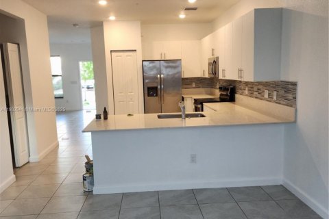 Adosado en alquiler en Pembroke Pines, Florida, 4 dormitorios, 175.4 m2 № 1967664 - foto 2