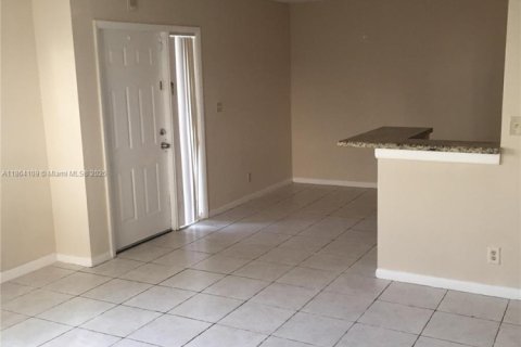 Condominio en alquiler en Coral Springs, Florida, 2 dormitorios, 77.57 m2 № 1893049 - foto 4