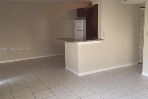 Condominio en alquiler en Coral Springs, Florida, 2 dormitorios, 77.57 m2 № 1893049 - foto 3