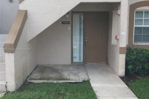 Condominio en alquiler en Coral Springs, Florida, 2 dormitorios, 77.57 m2 № 1893049 - foto 2