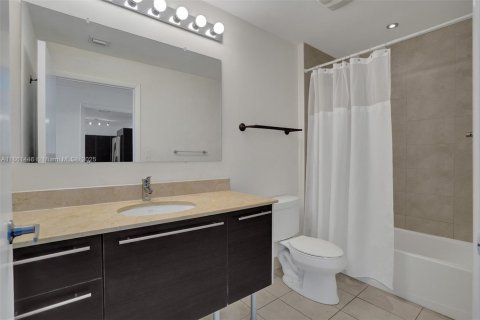Condo in Miami, Florida, 1 bedroom  № 1892152 - photo 3