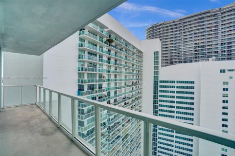 Condo in Miami, Florida, 1 bedroom  № 1892152 - photo 5