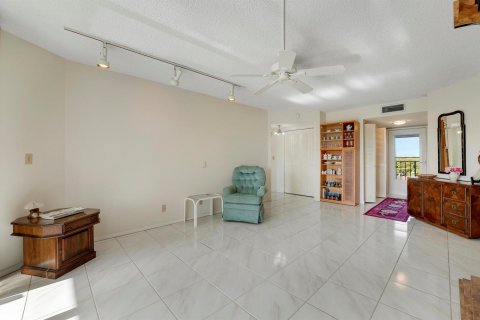 Condo in Lake Worth, Florida, 2 bedrooms № 2260319 - photo 13