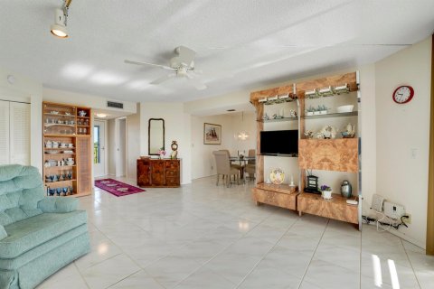 Condo in Lake Worth, Florida, 2 bedrooms № 2260319 - photo 12