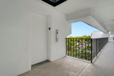 Condo in Lake Worth, Florida, 2 bedrooms № 2260319 - photo 22