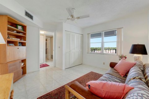 Condo in Lake Worth, Florida, 2 bedrooms № 2260319 - photo 19