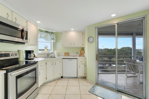 Condo in Lake Worth, Florida, 2 bedrooms № 2260319 - photo 8