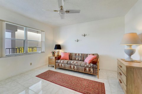 Condo in Lake Worth, Florida, 2 bedrooms № 2260319 - photo 18